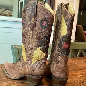 Corral Vintage ~ brown with flower detail Sz 8 medium